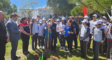 Çanakkale'de, 'Okuldaki Çiftlik' projesiyle meyve fidanları toprakla buluştu
