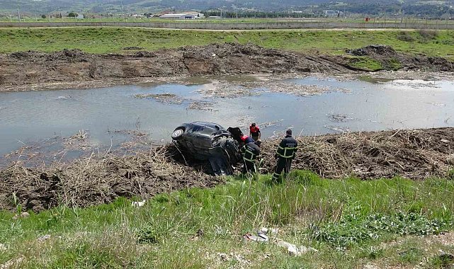 Çanakkale'de sürücü direksiyon hakimiyetini kaybetti, otomobil çay yatağına uçtu