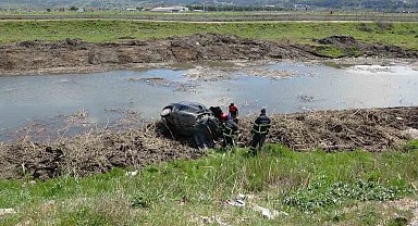 Çanakkale'de sürücü direksiyon hakimiyetini kaybetti, otomobil çay yatağına uçtu