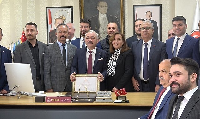 Çankırı Belediye Başkanı İsmail Hakkı Esen mazbatasını aldı