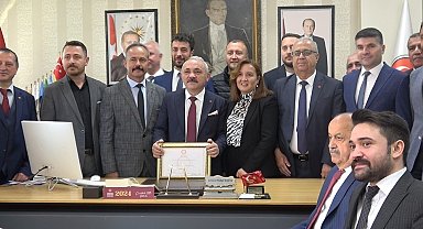 Çankırı Belediye Başkanı İsmail Hakkı Esen mazbatasını aldı