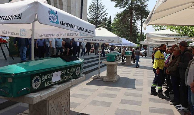 Canlı yayın yaparken kamyon çarpması sonucu hayatını kaybeden sosyal medya fenomeni toprağa verildi