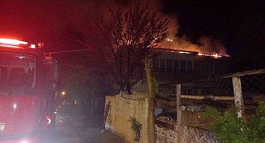 Çatı yangını 3 saatte söndürüldü