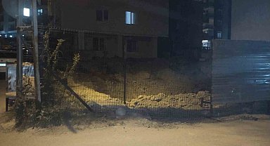 Çekmeköy'de temel kazısı sırasında istinat duvarı çöktü