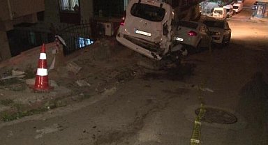 Çekmeköy'de yokuşta kalkış yapmakta zorlanan çöp kamyonu geri kayarak park halindeki araca çarptı
