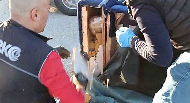 Çekyatın içi uyuşturucu deposu çıktı: 52 kilo uyuşturucu ele geçirildi