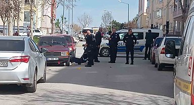 Cezaevi firarisi, eşini öldürmek için gittiği evde polisi görünce kendini vurdu
