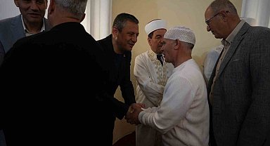 CHP Genel Başkanı Özel bayram namazını Manisa'da kıldı