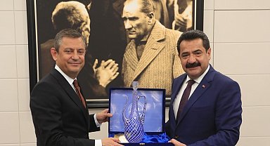 CHP Genel Başkanı Özel, Pamukkale Belediye Başkanı Ertemur'u tebrik etti