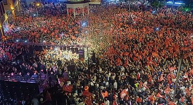 CHP'de Ahmet Akın, seçim zaferini kutladı