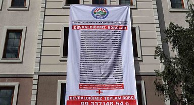 Cide Belediyesi'nin borcu dev afişle duyuruldu: "99 milyon lira borç bulunuyor"