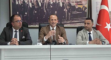Çiftlikköy Belediyesi'nin borçları belediye binasına asıldı