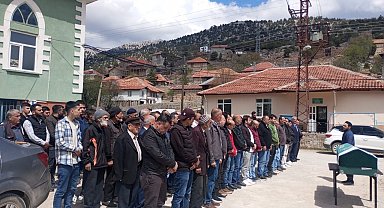 Çoban köpeklerinin saldırıp öldürdüğü yaşlı kadın toprağa verildi