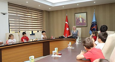 Çocuklar Akdeniz Üniversitesi Rektörlüğü koltuğunda