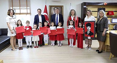 Çocuklar bayram mutluluğunu okudukları şiirlerle paylaştı