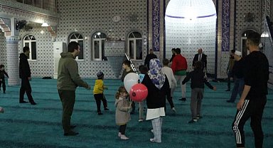Çocuklar bu camiye koşarak gidiyor