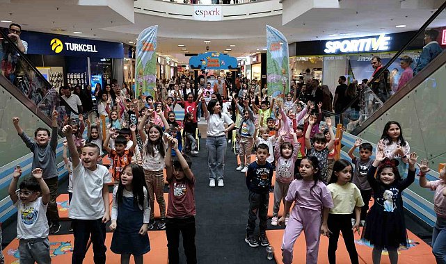 Çocuklar Espark AVM'de Kral Şakir tiyatro gösterisi ile eğlenceli zaman geçirdi
