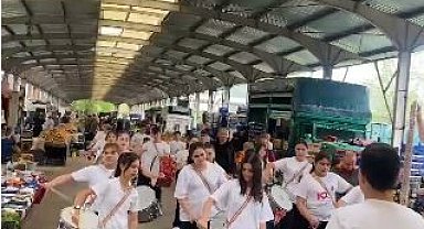 Çocuklar pazaryeri esnafına gösteri sergiledi