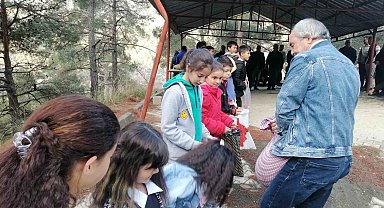Çocuklara avuç avuç şeker dağıtma geleneği sürüyor