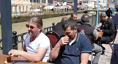 Çoruh'un su seviyesi yağışlarla birlikte yükseldi etrafında çay keyifleri başladı