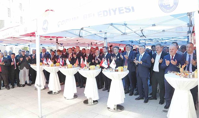 Çorum protokolü ve vatandaşlar bayramlaştı