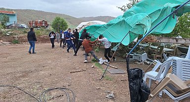 Çorum'da fırtına köy düğününü savaş alanına çevirdi