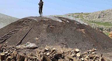 Çukurova sıcağında narenciye odunları mangal kömürüne dönüşüyor