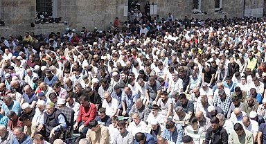 Cuma namazında tarihi camiler doldu taştı