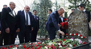 Cumhurbaşkanı Erdoğan, Alparslan Türkeş'in kabrini ziyaret etti.