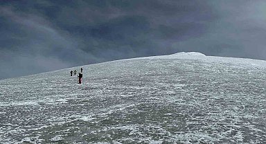 Dağcılar Ağrı Dağı eteklerinde kayak yaptı