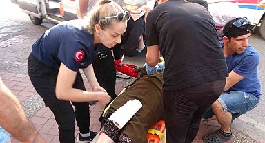 Dakikalarca bekledi, son adımında otomobilin altında kaldı