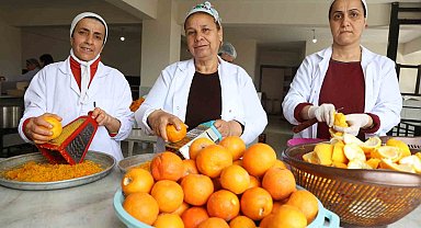 Dalda kalan narenciyenin kabuğu depremzede kadınların elinde reçel oldu