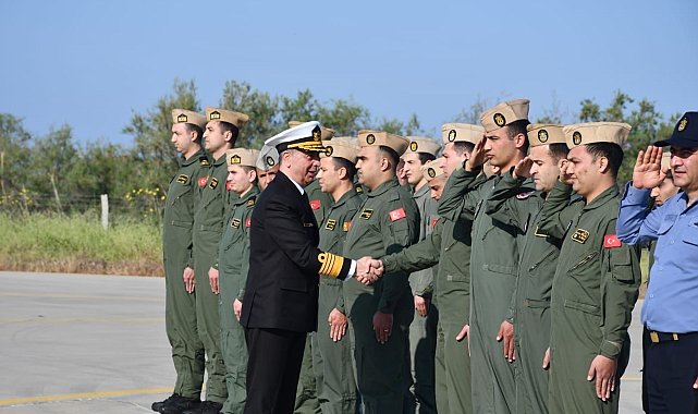 Deniz Kuvvetleri Komutanı Oramiral Ercüment Tatlıoğlu, görevi başında bulunan personelle bayramlaştı
