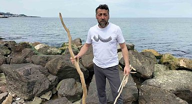 Denizden topladıkları ağaç parçaları ile dekoratif eşyalar üretiyor