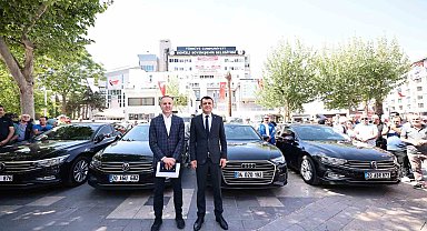 Denizli'de belediyenin ihtiyaç fazlası araçları meydanda sergilendi