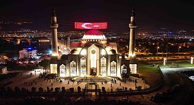 Deprem bölgesinde Kadir Gecesi idrak edildi