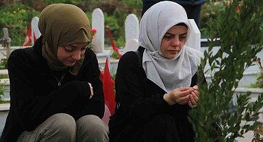 Deprem bölgesinde mezarlıklarda hüzünlü bayram ziyareti