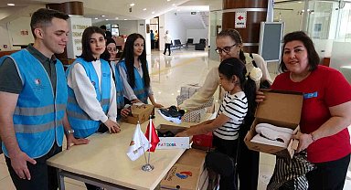 Deprem bölgesindeki köy çocukları için verilen konsere, bilet yerine ayakkabıyla girdiler