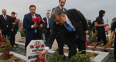 Deprem mezarlığında vatandaşlara başsağlığı dileyen Sağlık Bakanı Koca, "Dün buradaydık, bu gün buradayız ve yarında Hatay'ımızda olacağız"
