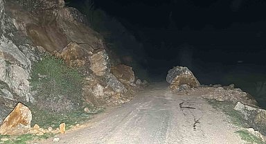 Deprem sonrası heyelan yolu kapattı, heyelan ve deprem anı anbean kaydedildi