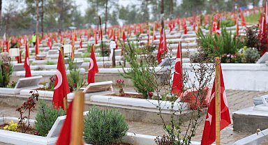 Depremin merkezi Kahramanmaraş'ta mezarlıkta buruk bayramlaşma
