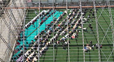 Depremin vurduğu Sulusaray'da halı sahada cuma namazı kılındı