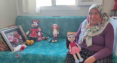 Depremzede kadın yaptığı bez bebeklerle geçimini sağlıyor