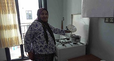 Depremzede kadının yeni yuvasında ilk yemeği sarma oldu