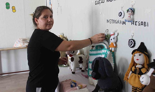 Depremzede kadınların elinden çıkan amigurumi bebekler, 300 ile bin 300 TL arasında alıcı buluyor