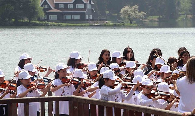 Depremzede küçük müzisyenlerden Bolu'da keman konseri