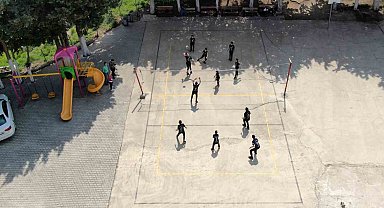 Depremzede öğrenciler beton sahadan madalyaya uzandı