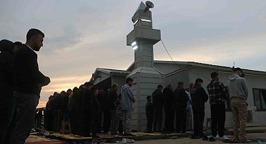 Depremzede vatandaşlar konteyner camide bayram namazlarını kıldılar