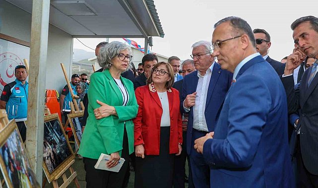 Depremzedelerden Başkan Şahin'e güllerle teşekkür