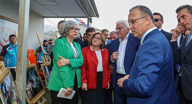 Depremzedelerden Başkan Şahin'e güllerle teşekkür